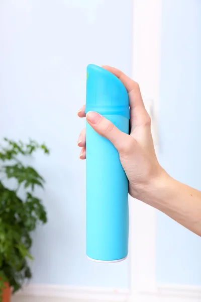 Spruzzato deodorante per ambienti in primo piano — Foto Stock