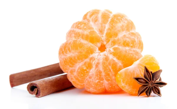 Mandarine et épices sucrées mûres, isolées sur blanc — Photo