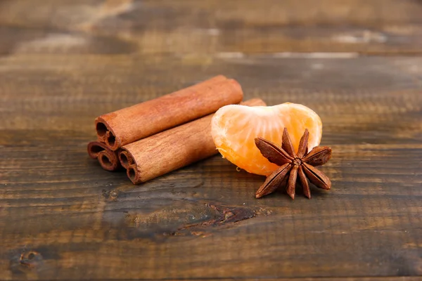 Reife süße Mandarine, auf Holzgrund, Nahaufnahme — Stockfoto