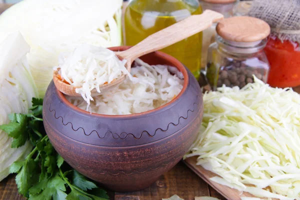 kompozisyon ile marine edilmiş ve taze lahana (lahana turşusu), baharatlar, ahşap masa arka plan üzerinde