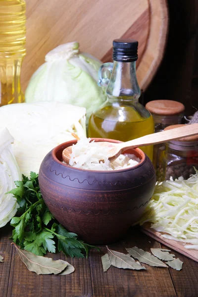 kompozisyon ile marine edilmiş ve taze lahana (lahana turşusu), baharatlar, ahşap masa arka plan üzerinde