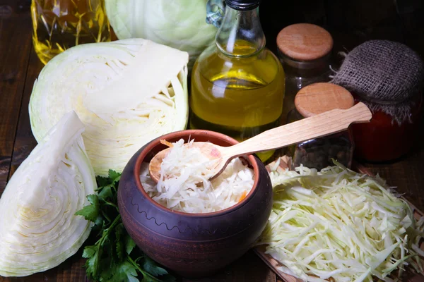 kompozisyon ile marine edilmiş ve taze lahana (lahana turşusu), baharatlar, ahşap masa arka plan üzerinde