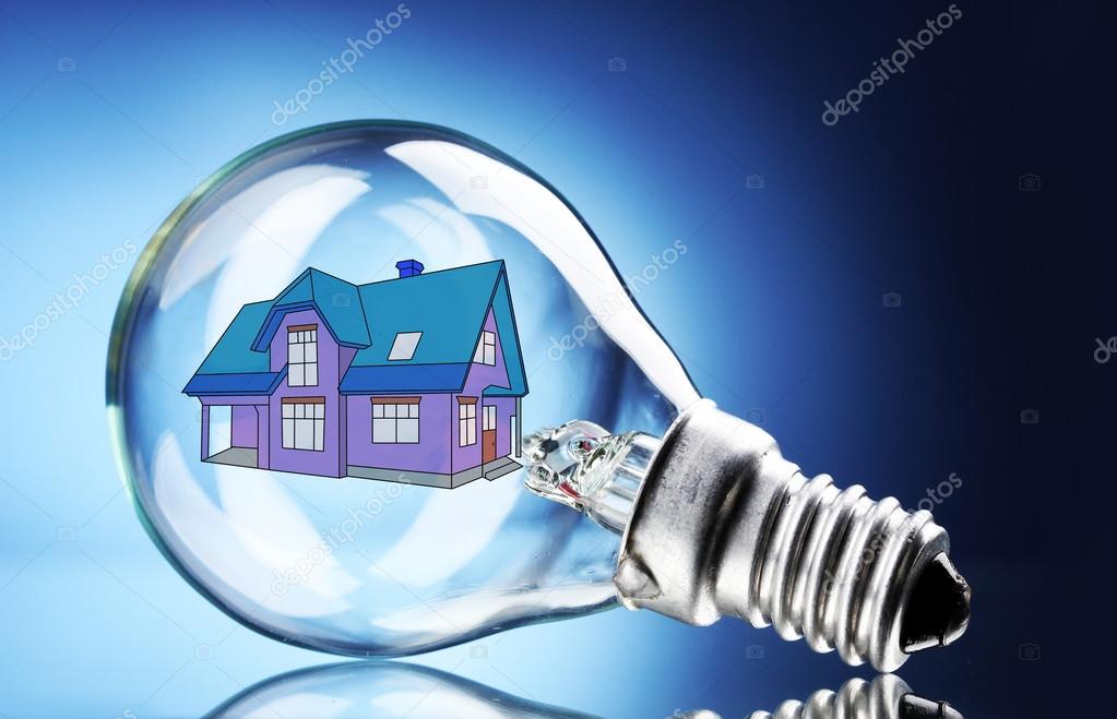 Ampoule avec maison croquis projet à l'intérieur sur fond bleu image