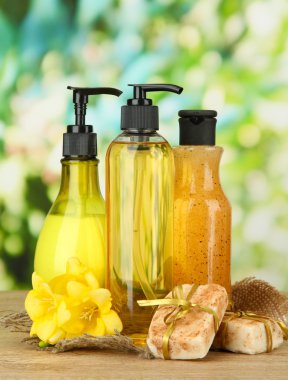 sıvı ve el yapımı Sabun yeşil zemin üzerine ahşap tablo