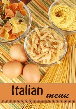 makarna çizgili masa örtüsü üzerine farklı türleri