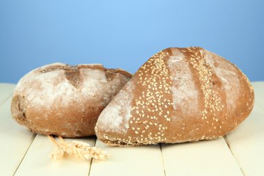 renkli arka plan üzerinde tahta masada ekmek ile kompozisyon