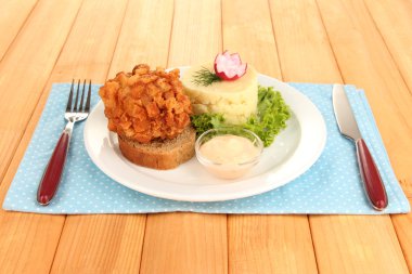 tavuk kiev üzerinde kruton ahşap zemin üzerinde patates püresi ile