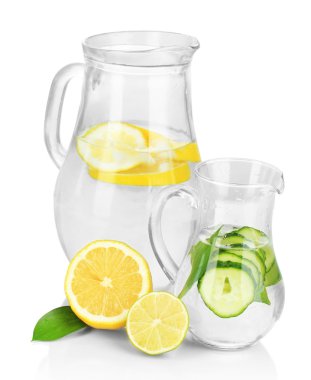 limon, salatalık ve üzerinde beyaz izole sürahi buz ile soğuk su