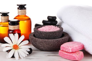 ahşap masa üzerinde çiçek ile güzel bir spa ayarı kapatın