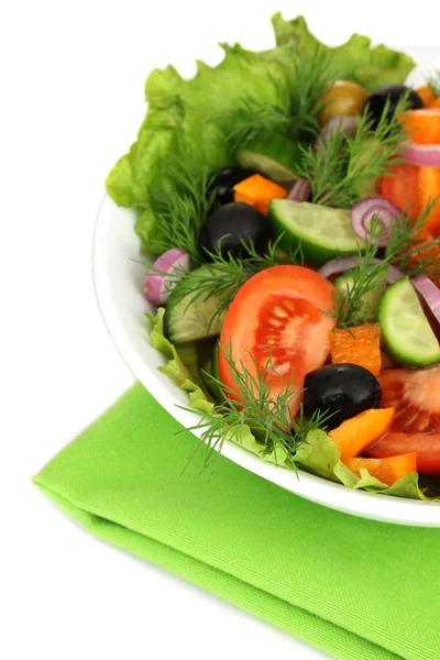 Verse salade in plaat geïsoleerd op wit — Stockfoto