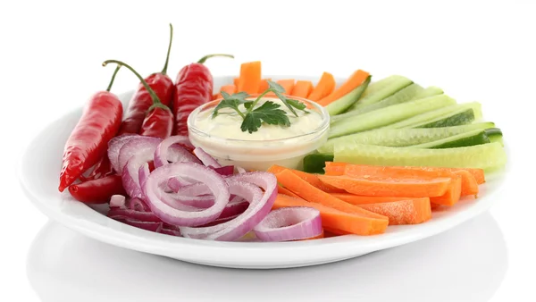 Bâtonnets de légumes crus assortis dans une assiette isolée sur blanc — Photo