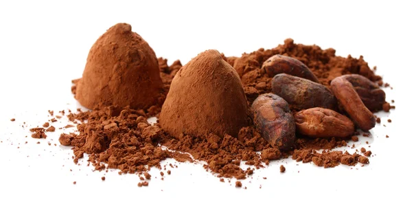 Trufle czekoladowe i kakao na białym tle — Zdjęcie stockowe