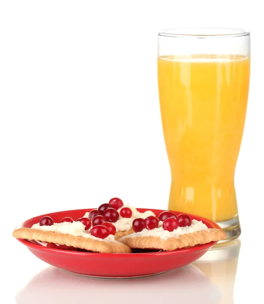 Νόστιμα καναπεδάκια με τυρί, ακτινίδιο και cranberry, αμύγδαλο, στο πιάτο χρώμα, που απομονώνονται σε λευκό — Φωτογραφία Αρχείου