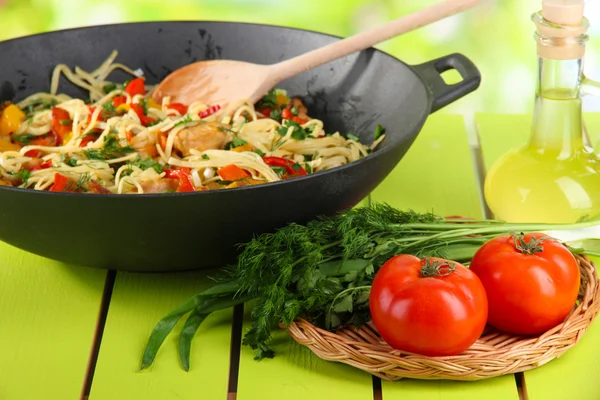 Noodles with vegetables on wok on nature background background — Stock Photo, Image