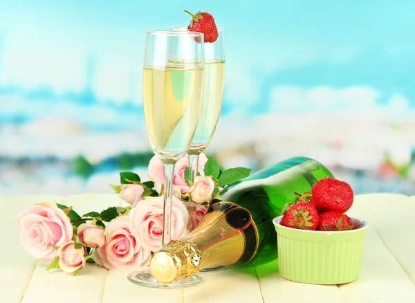 明るい背景に、シャンパン、ストロベリー、ピンクのバラでロマンチックな静物 — ストック写真