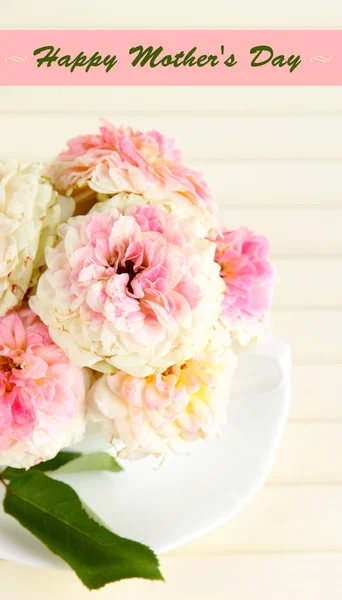 Rosas en copa sobre fondo de madera — Foto de Stock