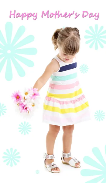 Kis aranyos lány gazdaság virágok — Stock Fotó