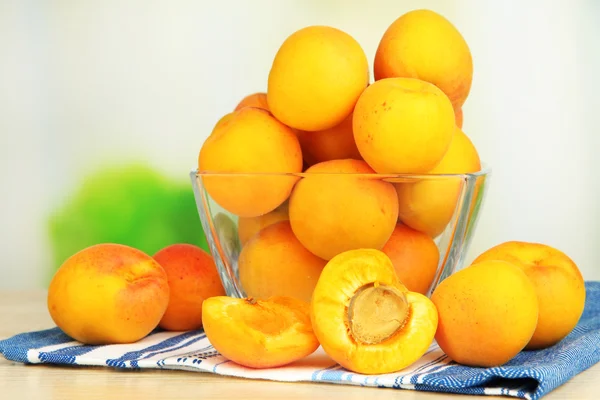 Färska naturliga aprikos i skål på bordet i köket — Stockfoto