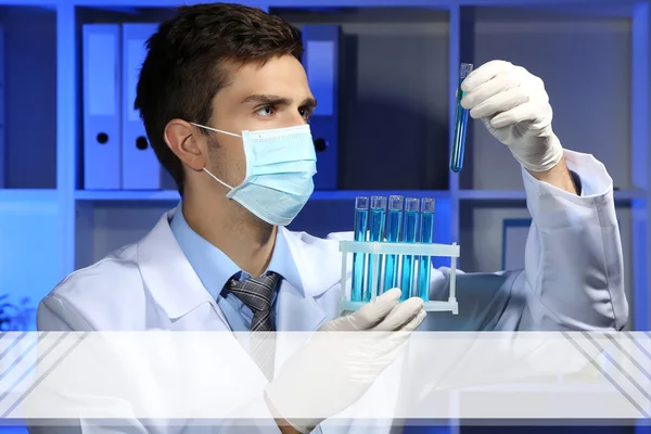 Jonge laboratorium wetenschapper werken bij lab — Stockfoto