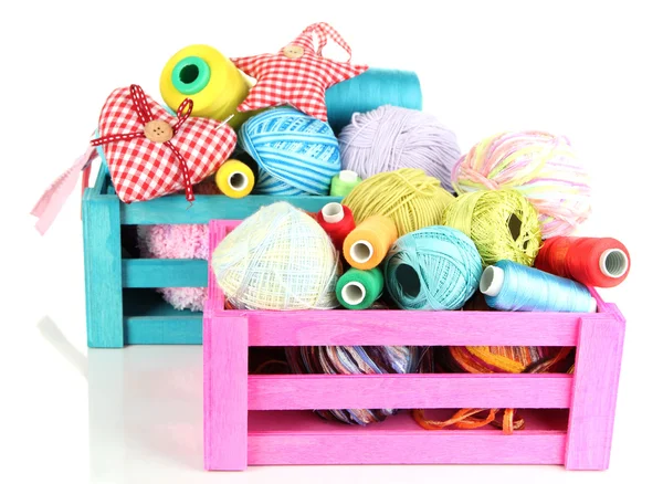 Cajas de madera con rosca y accesorios de costura aislados en blanco — Foto de Stock