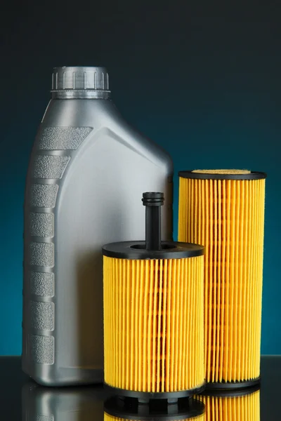 Car oil filters and motor oil can on dark color background — Stock Photo, Image