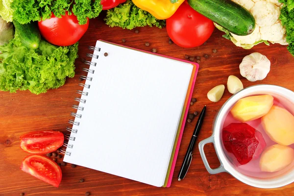 Färska grönsaker och kryddor och papper för anteckningar, på trä bakgrund — Stockfoto