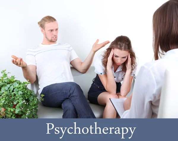 Молода пара з проблемою прийому для сімейного психолога — стокове фото