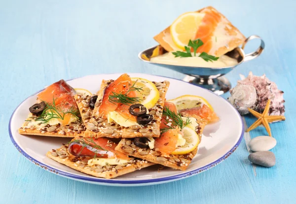 Zalm broodjes op plaat op houten tafel close-up — Stockfoto