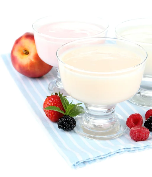 Вкусный йогурт с фруктами и ягодами, изолированные на белом — стоковое фото
