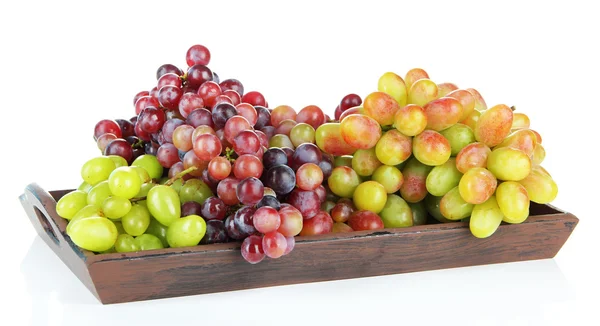 Frische Trauben auf hölzernem Tablett auf isoliert auf weiß — Stockfoto