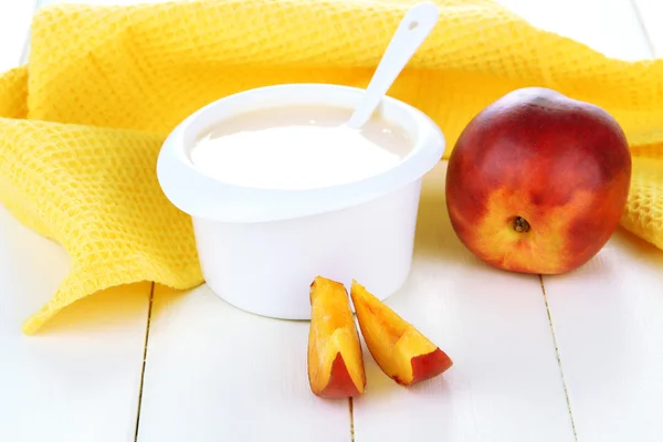 Вкусный йогурт с фруктами на столе крупным планом — стоковое фото