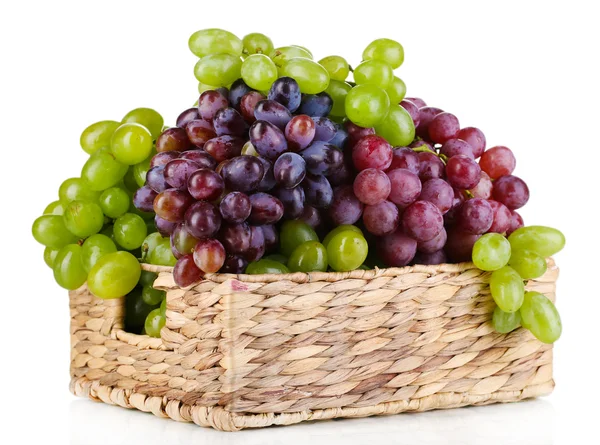 Uvas verdes e roxas maduras em cesta isoladas a branco — Fotografia de Stock