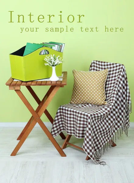 Tidskrifter och mappar i gröna lådan på bordet i rummet — Stockfoto