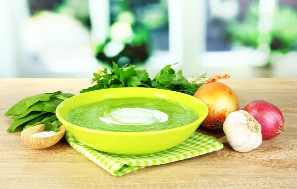 Tasty spinach soup, on wooden table — Stock Photo, Image