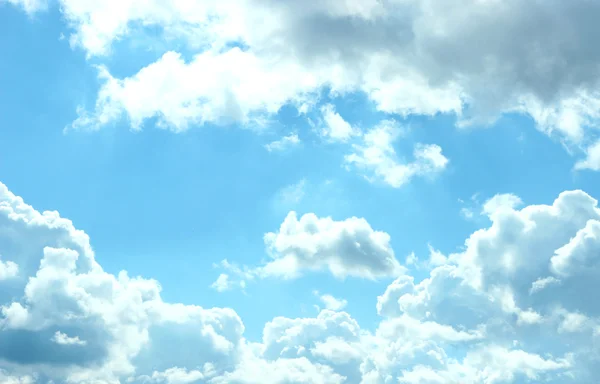 Blauer Himmel mit Wolken — Stockfoto