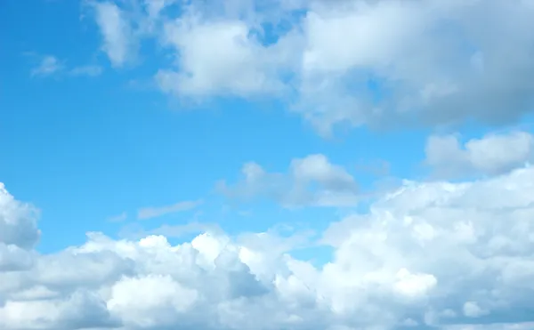 雲と青い空 — ストック写真