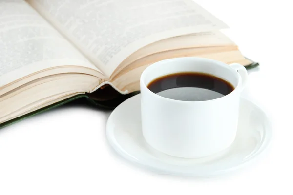 Kopje koffie en boek geïsoleerd op wit — Stockfoto