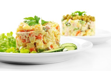 Geleneksel Rus salatası Olivier, beyaz üzerine izole edilmiş.