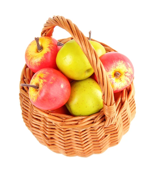 Pequeñas manzanas en canasta de mimbre, aisladas en blanco — Foto de Stock