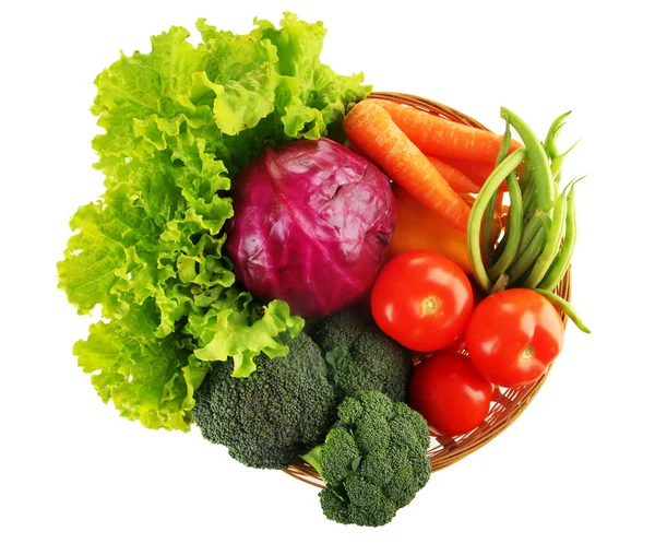 Různé zeleniny v košíku izolovaných na bílém — Stock fotografie