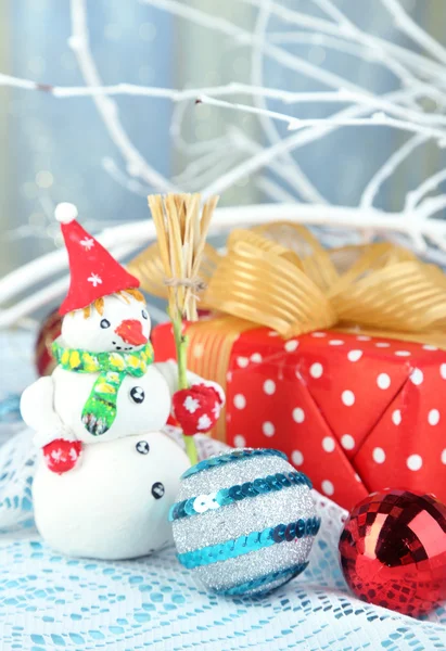 Gyönyörű karácsonyi ajándék és karácsonyi játékok közelről kompozíció — Stock Fotó
