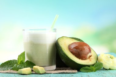 taze avokado güler yüzlü parlak zemin üzerine