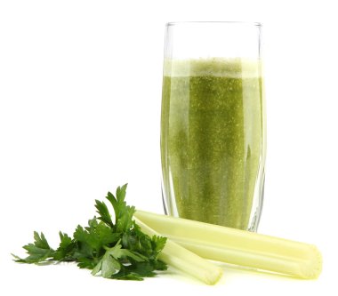 bardak yeşil sebze suyu ve üzerinde beyaz izole kereviz