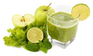elma ve üzerinde beyaz izole limon ile yeşil sebze suyu