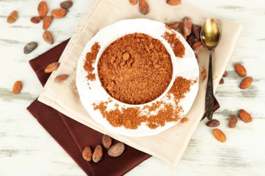 kakao tozu peçete ahşap tablo üzerinde Kupası