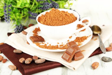 kakao tozu peçete ahşap tablo üzerinde Kupası