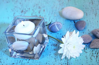 mum, su ve taş ahşap masa yakın çekim üzerinde dekoratif vazo