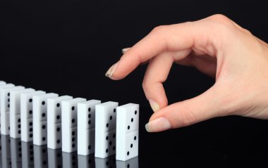 siyah üzerine izole Domino iterek el