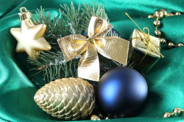Yeşil saten kumaş üzerinde güzel bir Noel dekor