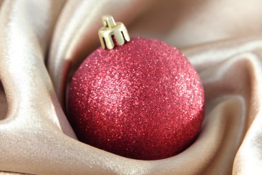 Altın saten kumaş üzerinde güzel bir Noel top